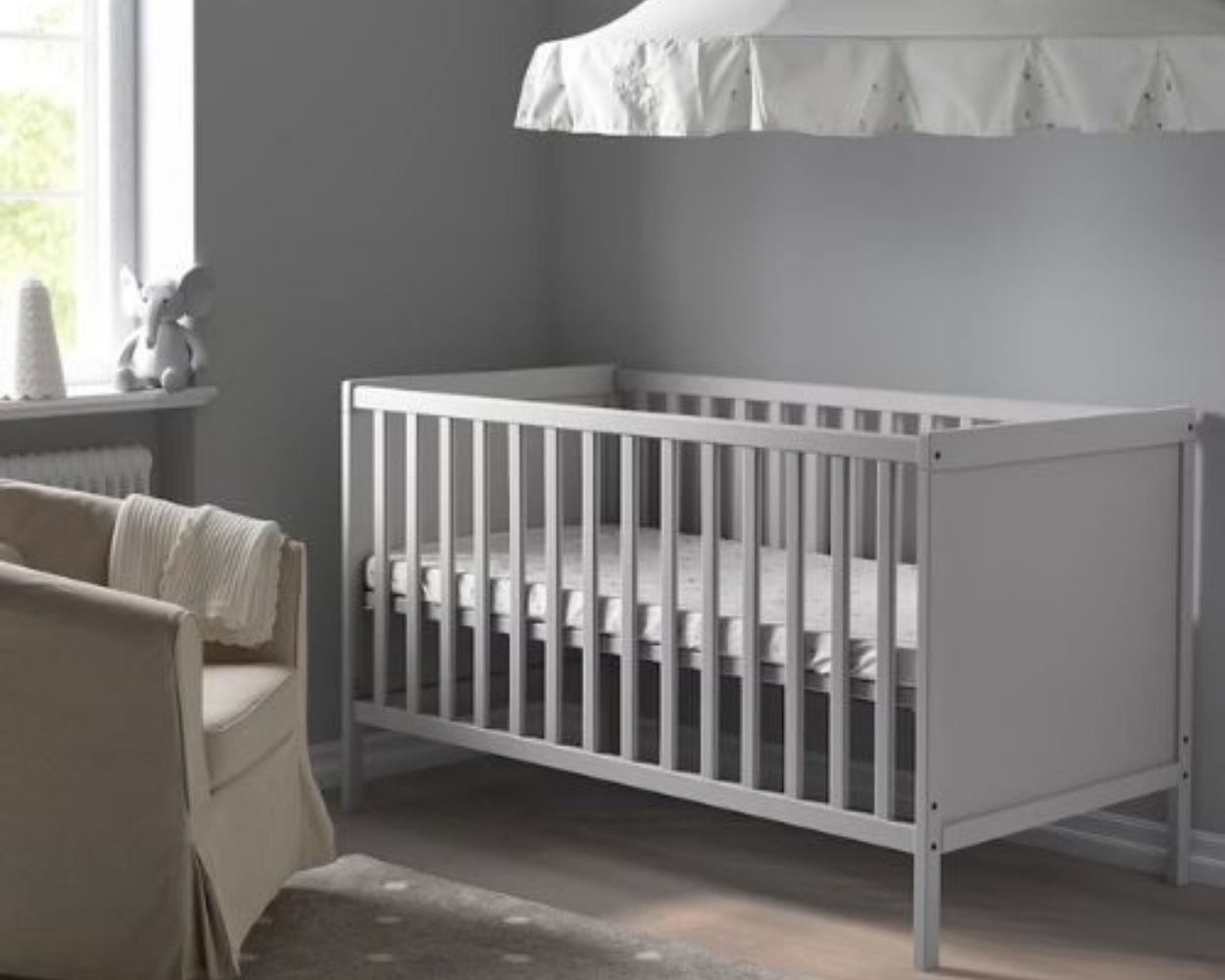 mitwachsendes Kinderzimmer Ikea Babybett Seitenansicht